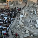 नष्ट हुई मस्जिद के पास बैठकर अदा की रमज़ान की आखिरी नमाज