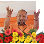 पलिया में बाढ़ से बचाव की परियोजना का निरीक्षण करने पहुंचे सीएम योगी