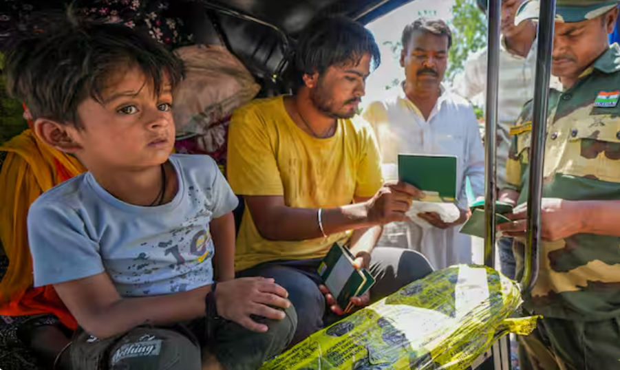 भारतीय रिश्तेदारों को छोड़कर जाते हुए इमोशनल हुए पाकिस्तानी नागरिक