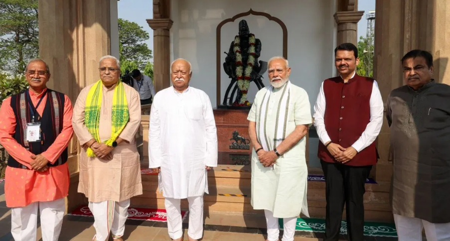 पीएम मोदी का RSS मुख्यालय का दौरा