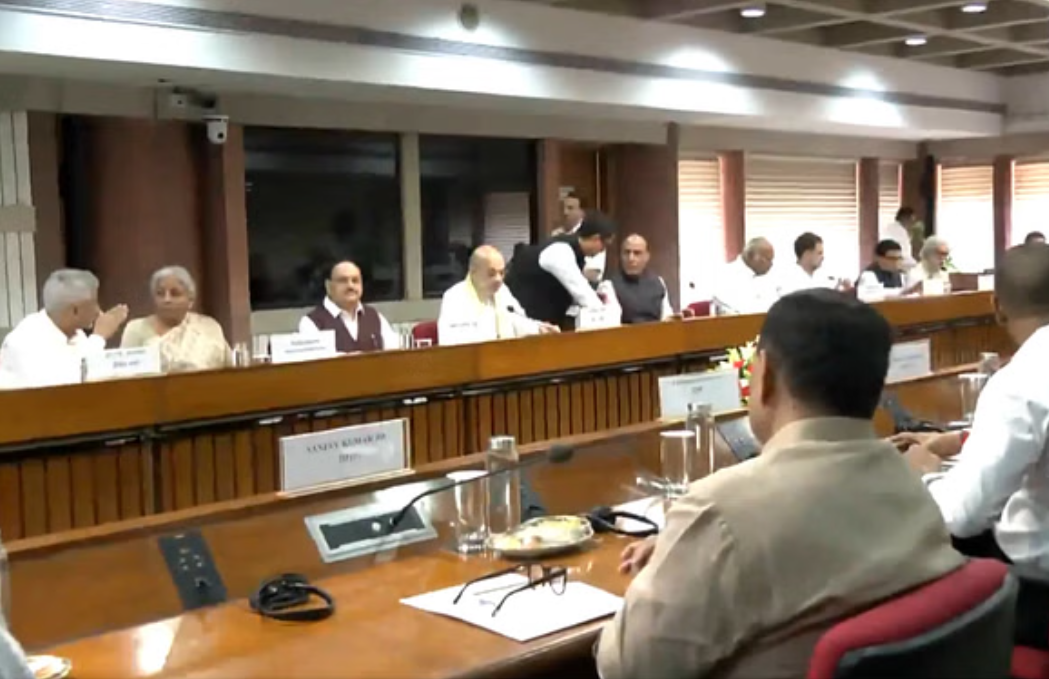 “ऑपरेशन सिंदूर” के तहत की गयी सर्वदलीय बैठक खत्म, खरगे औऱ राहुल बोले- ‘संकट की इस घड़ी में हम सरकार के साथ’
