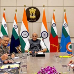 उच्च स्तरीय बैठक के दौरान शांत और मुस्कुराते हुए दिखाई दिए रक्षा मंत्री और तीनों सेना प्रमुख