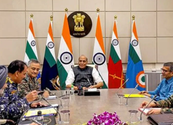 उच्च स्तरीय बैठक के दौरान शांत और मुस्कुराते हुए दिखाई दिए रक्षा मंत्री और तीनों सेना प्रमुख