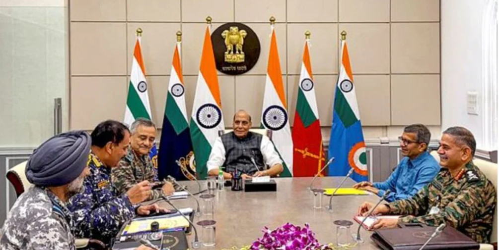 उच्च स्तरीय बैठक के दौरान शांत और मुस्कुराते हुए दिखाई दिए रक्षा मंत्री और तीनों सेना प्रमुख, तस्वीरें वायरल…
