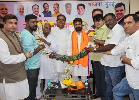 महाराष्ट्र दिवस के उपलक्ष्य में दादर में आयोजित कार्यक्रम में उत्तर प्रदेश के आयुष मंत्री दयाशंकर मिश्र 'दयालु'