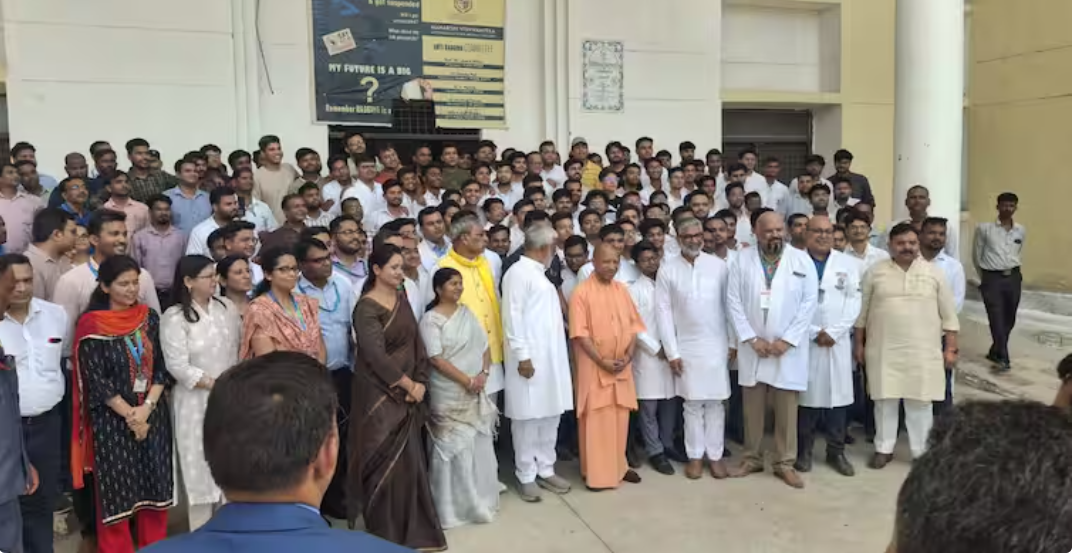 मेडिकल कॉलेज के छात्रों के बीच सीएम योगी