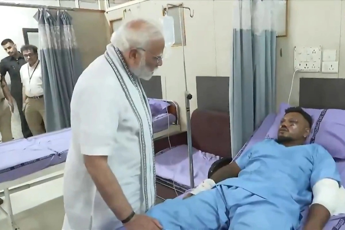 एक मात्र बचे यात्री से मिले पीएम मोदी