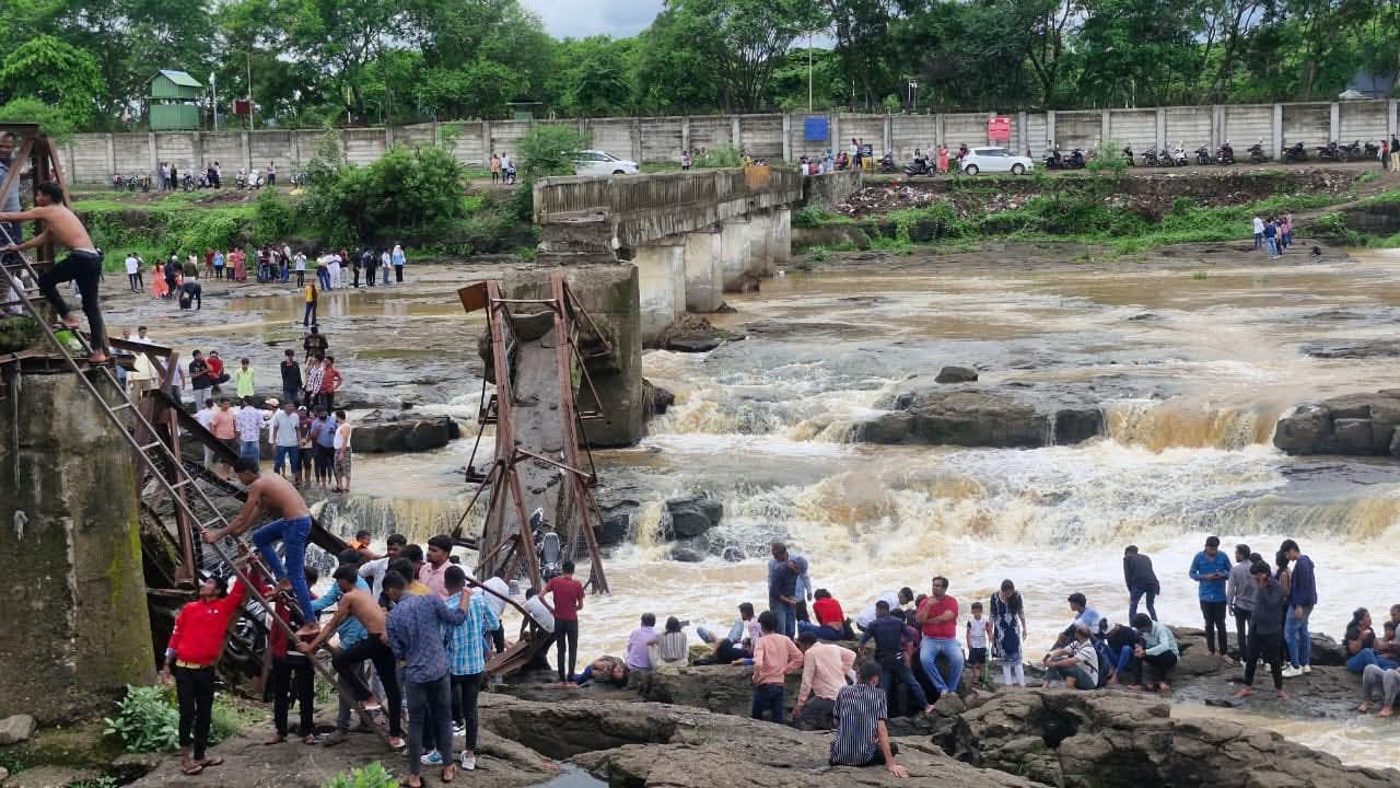 इंद्राणी नदी पर बना पुल ढ़हा