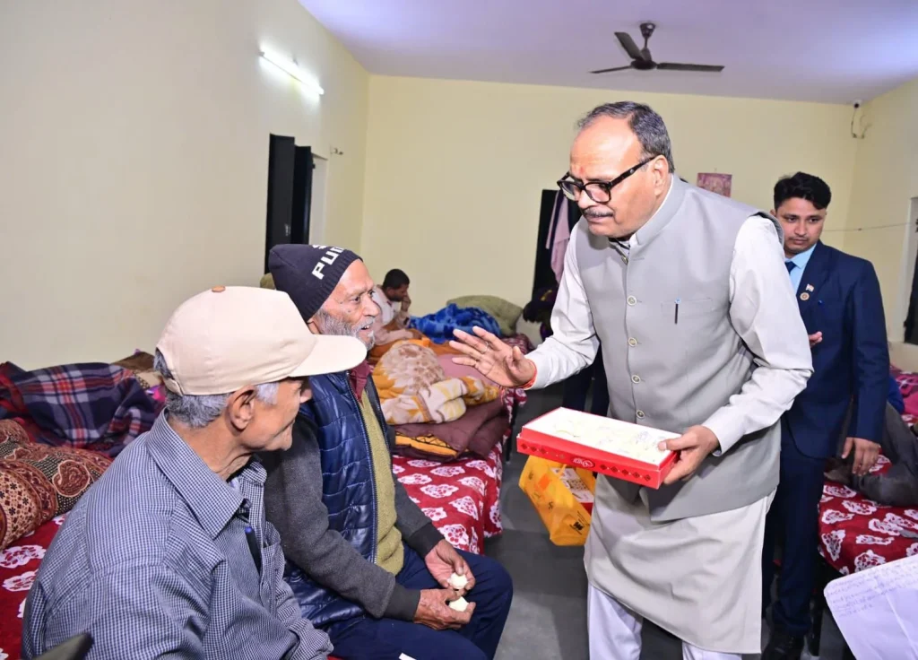 WhatsApp-Image-2025-12-11-at-91724-PM-1024x736 लखनऊ के जियामऊ में डिप्टी सीएम का अचानक दौरा, बांटी मिठाई