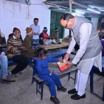 लखनऊ के जियामऊ में डिप्टी सीएम का अचानक दौरा, बांटी मिठाई