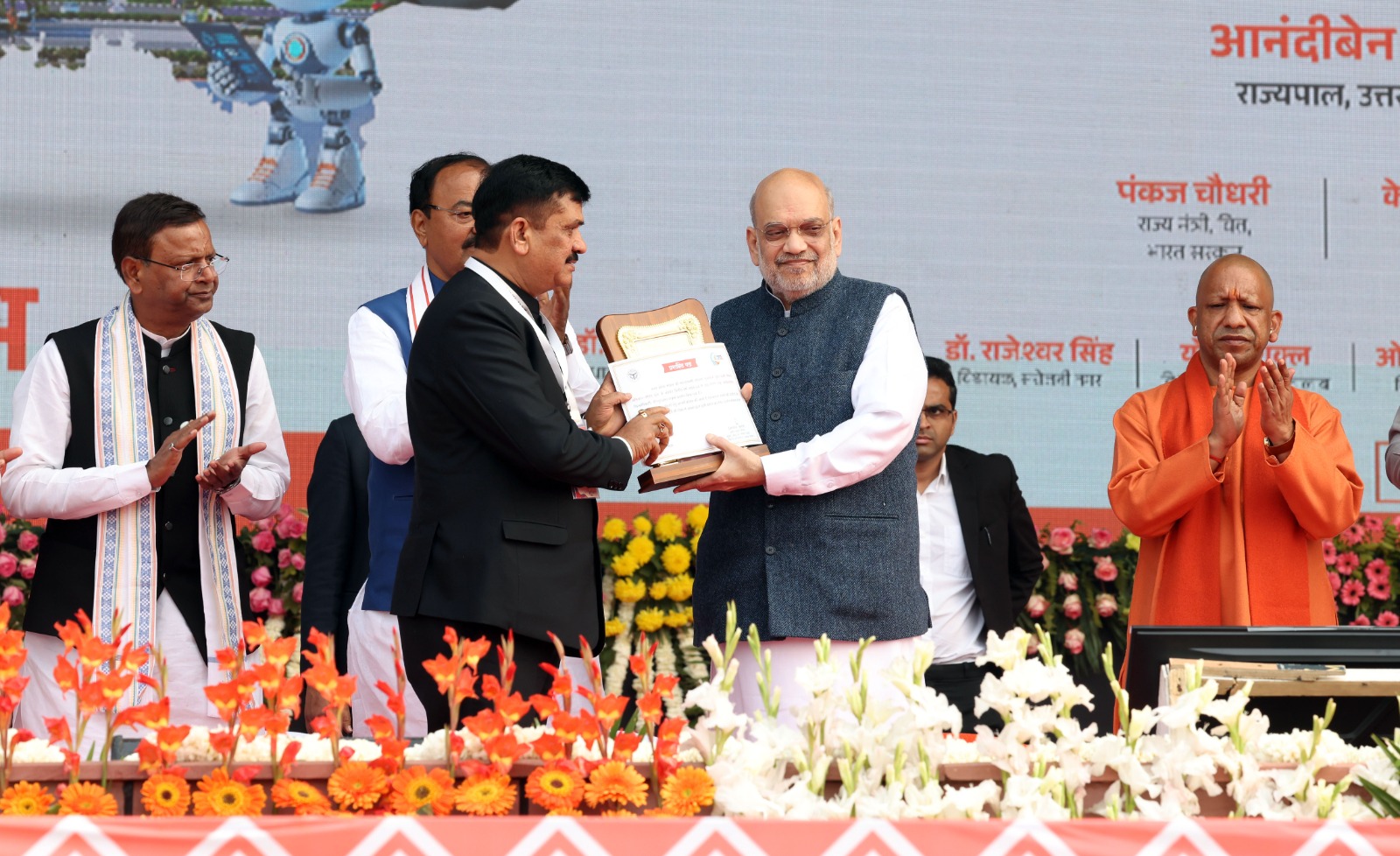 यूपी दिवस समारोह में राष्ट्र प्रेरणा स्थल पर संबोधित करते केंद्रीय गृह मंत्री अमित शाह