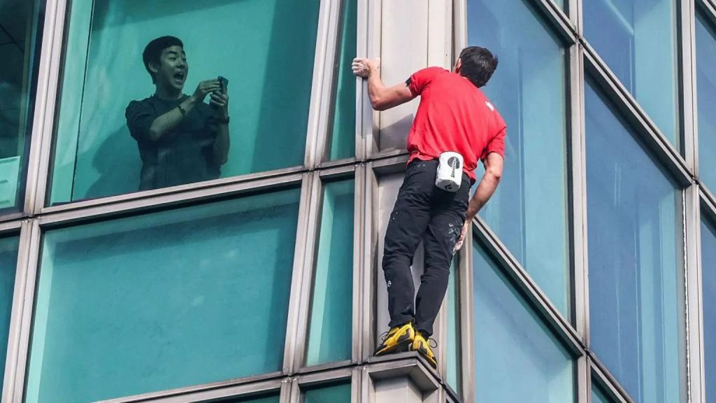 बिना सेफ्टी गियर Alex Honnold ने चढ़ी 101 मंज़िला इमारत, पूरी दुनिया हैरान - The Journalist News