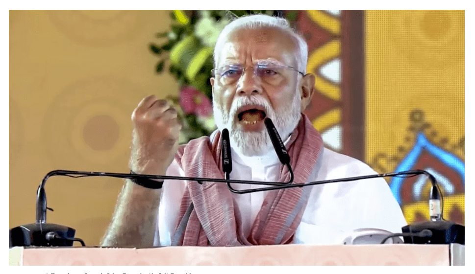 प्रधानमंत्री नरेंद्र मोदी ने बिहार के मधुबनी में पहली बार हिंदी के साथ-साथ अंग्रेजी में भाषण देते हुए आतंकवाद पर दुनिया को संदेश दिया