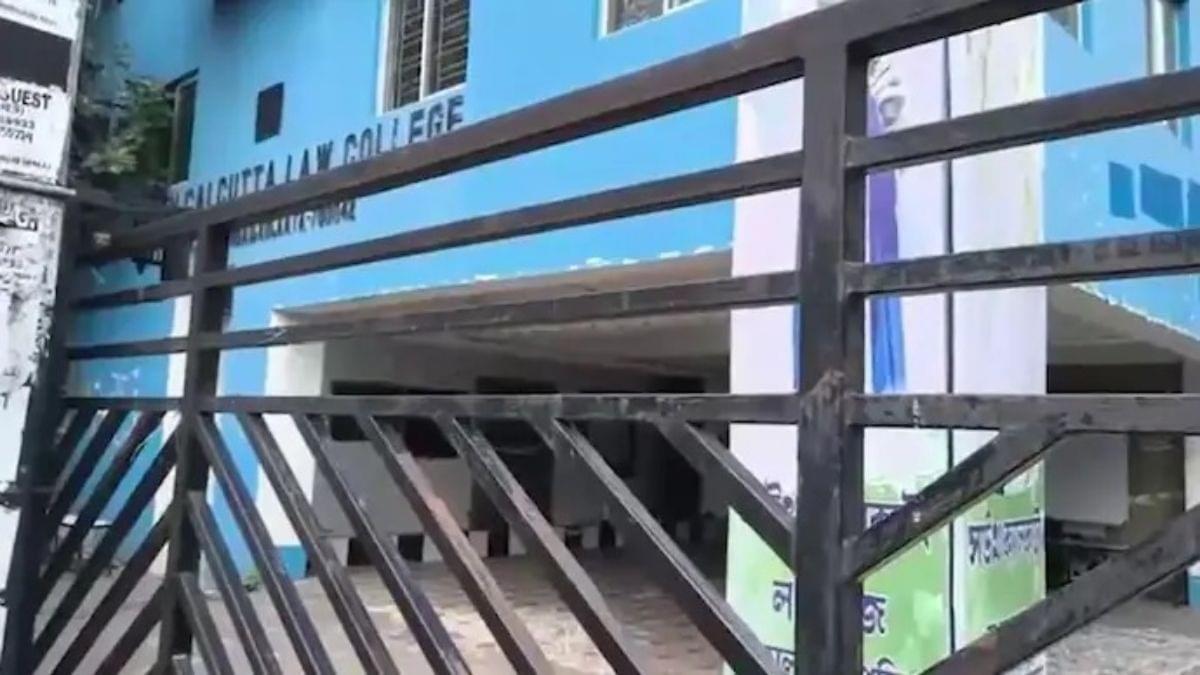 साउथ कोलकाता लॉ कॉलेज के अंदर छात्रा से तीन युवकों ने किया गैंगरेप