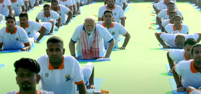 विशाखापत्तनम में पीएम मोदी ने तीन लाख लोगों के साथ किया योग