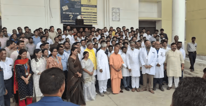 मेडिकल कॉलेज के छात्रों के बीच सीएम योगी