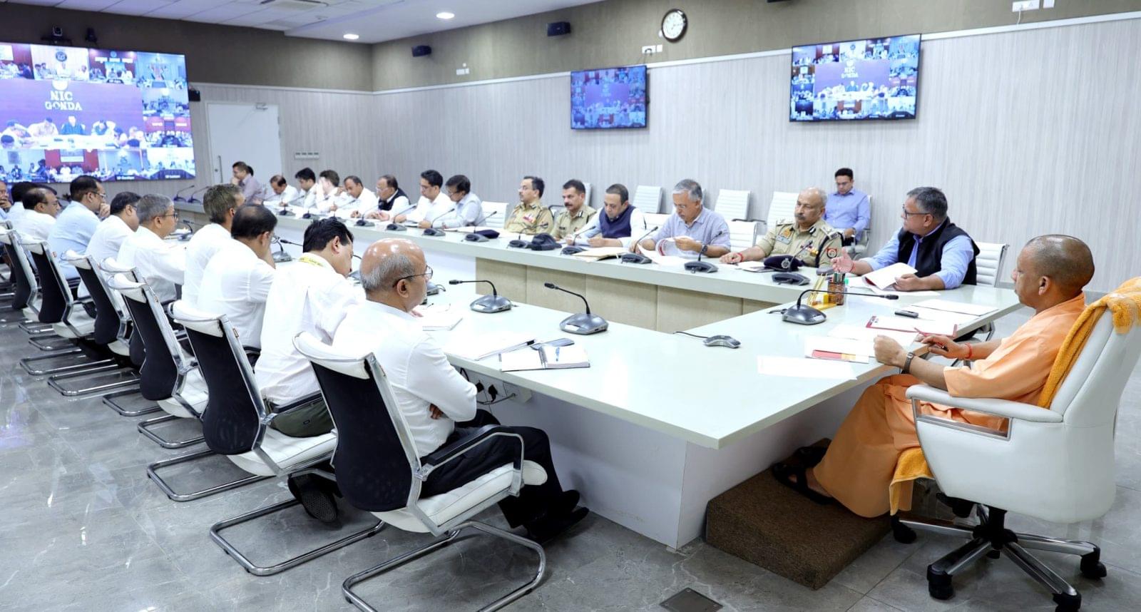 यूपी सीएम ने की समीक्षा बैठक